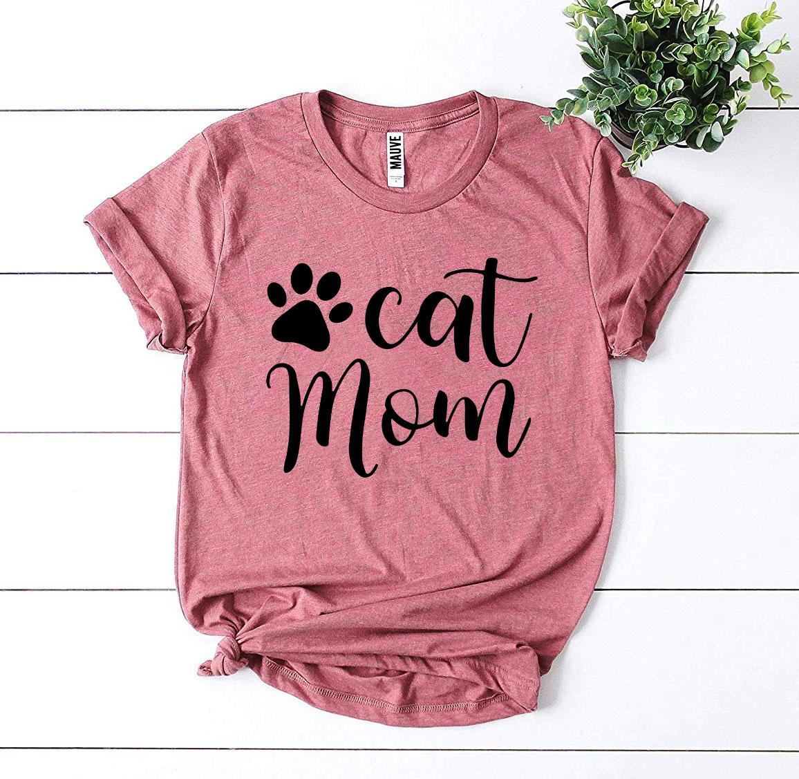 🐾 Cat Mom T-Shirt: Purrfectly Stylish for Feline Lovers 🐱